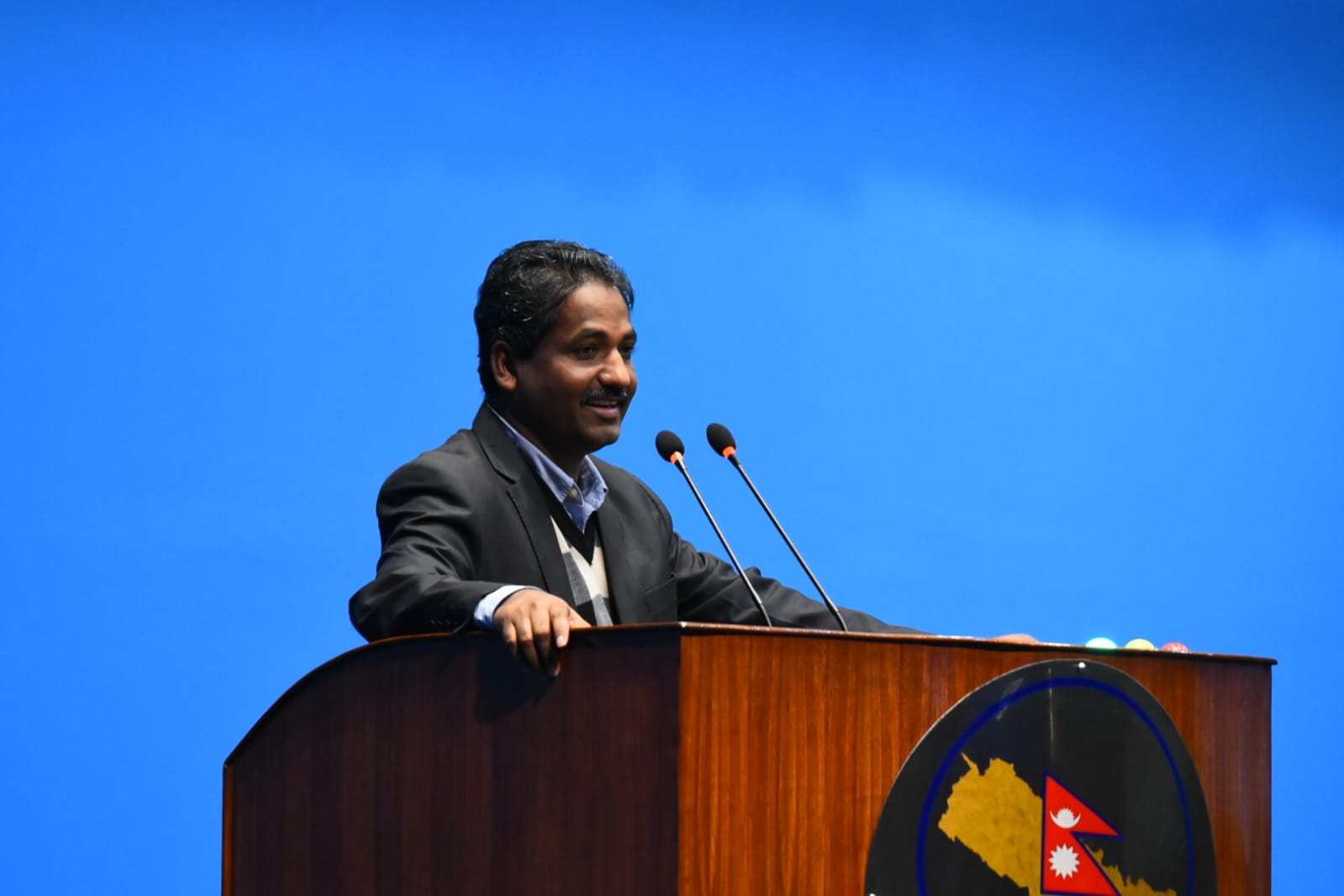 सांसद प्रभु साहको आक्रोश— अभिभावक नै नाङ्गै हिँड्यो  